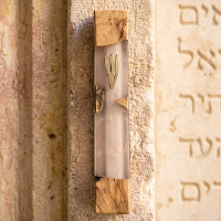 מזוזה מעוצבת למתנה – שילוב עץ זית ואפוקסי