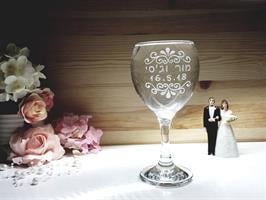 כוס חופה עם עיטורים קלאסיים ותאריך לועזי