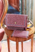 תיק Cross Body בגוון ורוד דגם CLOVER מידות 25x7x20 ס"מ של חברת PIP STUDIO