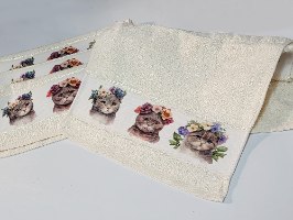 מגבת פנים / מגבת ידיים בצבע בז' - שמנת, מגבת עם הדפסה איכותית של 3 חתולים מתוקים עם זר פרחים על הראש