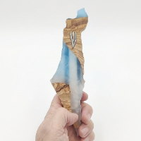 מזוזה מעוצבת צורת מפת ישראל – לבן פנינה ועץ זית