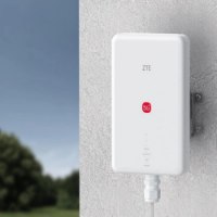 נתב Zte G5 Plus MC7500 – לבן מותקן על קיר חיצוני אפור עם רקע של שמיים