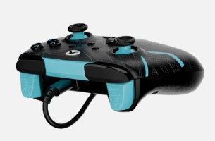 בקר משחק חוטי Turtle Beach Rematch Advanced Wired Titan Steel – מבט קדמי-צד על הבקר השחור-כחול עם