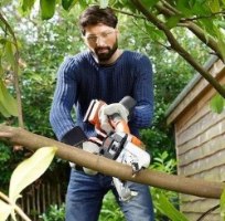 Black+Decker BECS2040 מסור גיזום נטען לשימוש מדויק ונוח בכל גינה