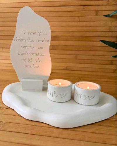 סט הדלקת נרות שבת עם ברכה ומגש אמורפי – בטון פולימרי