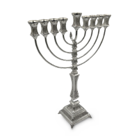 חנוכיה מכסף טהור לבני ריקוע 55 ס"מ – מבט בזווית על הגביעים, השמש והבסיס המרובע