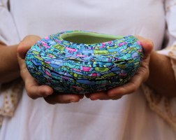 עציץ בינוני בצורת חלוק נחל אסימטרי בגווני טורקיז, ירוק, סגול וורוד