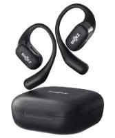 אוזניות אלחוטיות צבע שחור Shokz OpenFit Open-Ear – Bluetooth שתי אוזניות שחורות פתוחות אוזן מונחות מעל נרתיק הטעינה השחור