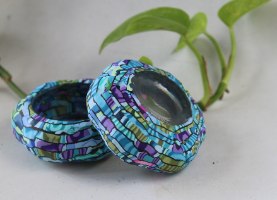 זוג פמוטים בצורת פרח בגווני טורקיז, ירוק וסגול