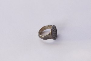 טבעת חותם מהתקופה הרומית ביזנטית. כסף וכסף מושחר.   R-105