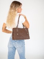 תיק מלבני עם רצועה ארוכה. בסיס רחב וקשיח. חום כהה