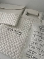 תיק מפואר לטלית דמוי עור לבן אותיות בולטות "ויברכך.."-כסף