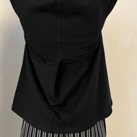 חולצה מדגם קשת (שרוול קצר) בצבע שחור