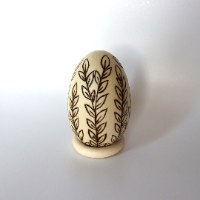 ביצה מעץ לקישוט הבית - דוגמת עלים בהירה