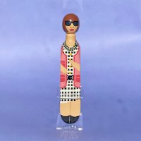 בובת עץ עומדת של אושיית האופנה אנה וינטור Anna Wintour - סוג ב'