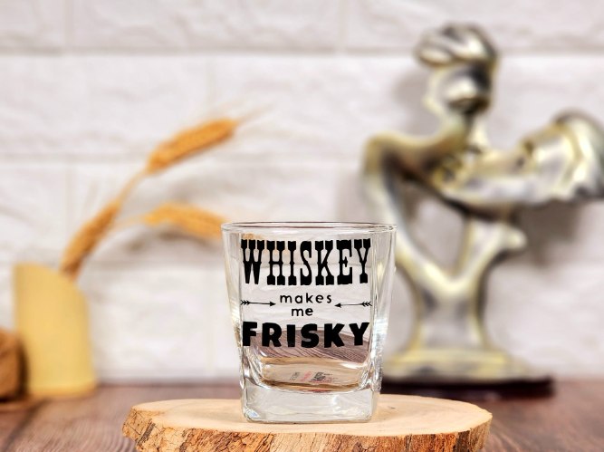 עותק של כוסות וויסקי מיוחדות |Whiskey makes me frisky