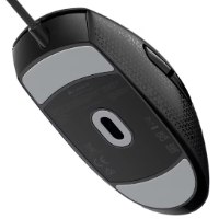 עכבר גיימינג חוטי Corsair M55 Lightweight – תחתית העכבר השחור עם רגליות אפורות וחיישן אופטי