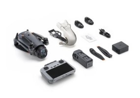 רחפן DJI Mavic 4 Pro (DJI RC 2) – הרחפן השלט סוללה מגיני מדחפים וכבלים שונים מונחים על רקע לבן עם USB