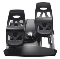 דוושות טיסה Thrustmaster T.Flight Rudder Pedals – זוג דוושות שחורות עם לוגו Thrustmaster במרכזן על רקע לבן