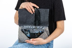 קלאצ' וארנק מעור איכותי שמכיל 6 כרטיסי אשראי וידית אחיזה שחור ואפור