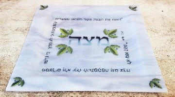 צלחת סגולה מזכוכית בטכניקת פיוזינג למצת פסח, צלחת מתנה לפסח