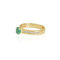 טבעת אמרלד ויהלומים - טבעת עם אמרלד