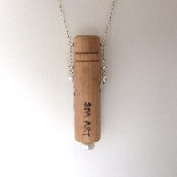 שרשרת עם תליון עץ חלול- דגם ורדים - צריבה על עץ