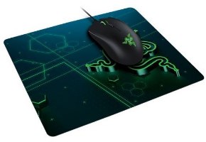 משטח לעכבר גיימינג Razer Goliathus Mobile Stealth Edition – משטח עכבר ירוק-כחול עם דוגמאות גיאומטריות ירוקות ועכבר שחור