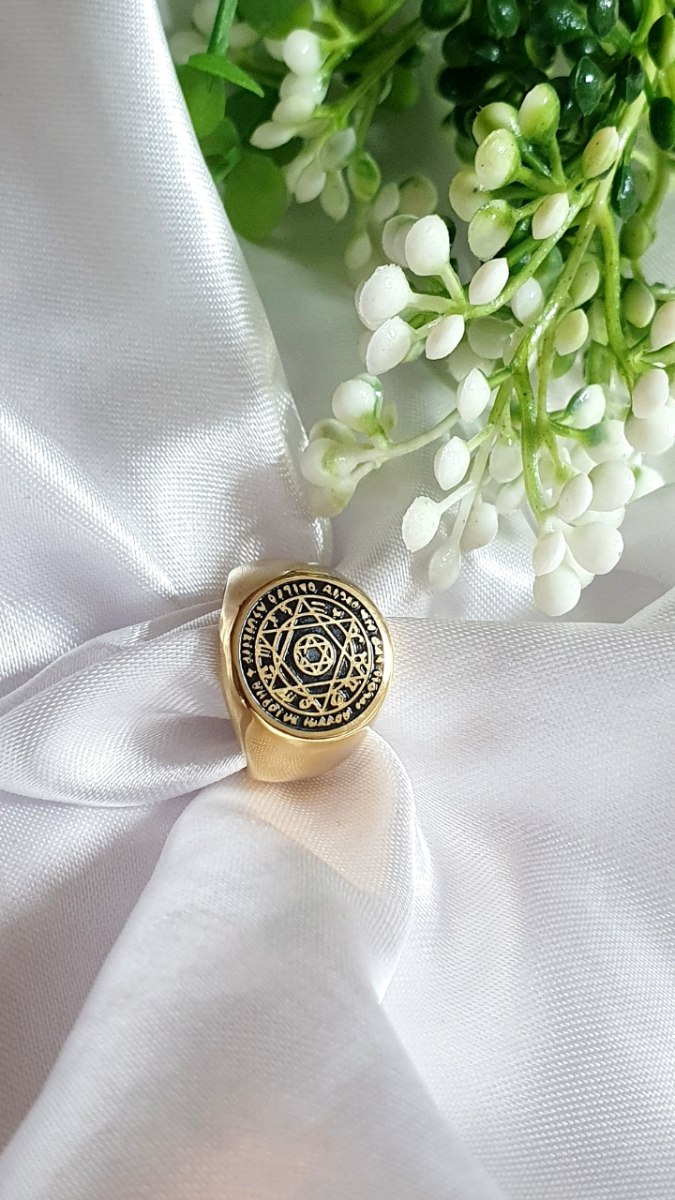 טבעת זהב עבה עם חריטות מגן דוד
