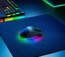 עכבר גיימינג אלחוטי רייזר Razer Pro Click V2 – עכבר עם תאורת RGB זוהרת על משטח עכבר כהה