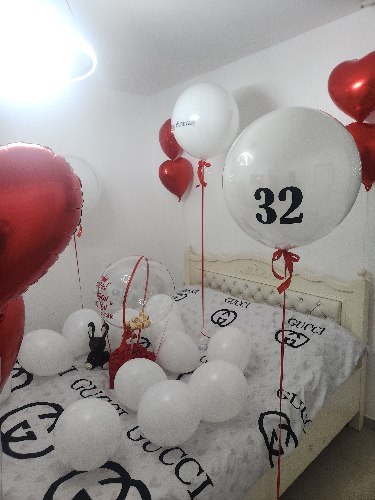 סידור בלונים שקופים עם כיתוב אישי לחדר