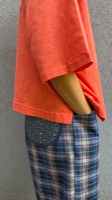 מכנסיים מדגם נור עם דוגמה של משבצות צבעוניות על רקע בצבע כחול
