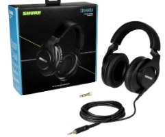 אוזניות אולפן מקצועיות Shure SRH440A – אוזניות שחורות כבל מתפתל ומתאם מוצגים לצד אריזת המוצר