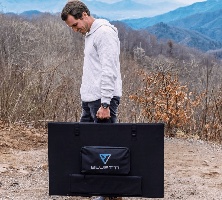פאנל סולארי Bluetti PV350 במצב מקופל עם ידית לנשיאה נוחה – עיצוב קומפקטי לניידות מרבית