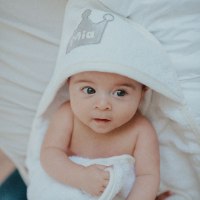 מגבת חיבוקי עם קפוצ'ון גדולה במיוחד עם שם התינוק-לבן