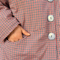 מעיל מדגם ליסה עם דוגמה של משבצות קטנות בכחול, לבן ואדום