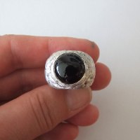 טבעת עץ מסיבית מכסף עם אוניקס