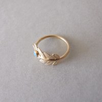 טבעת גבעול עם עלים מזהב 14K עם אבן יחידה