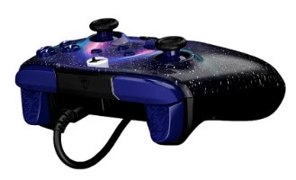 בקר משחק חוטי Turtle Beach Rematch Advanced Wired Dark Cosmos – מבט מלמעלה-צד על הבקר עם הדפס