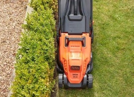 מכסחת דשא חשמלית – Black+Decker BEMW471BH, אידיאלית לגינות בינוניות וקטנות.