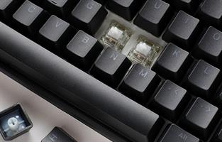 מקלדת מכנית Ducky One 3 לאחר הסרת מקשים – הצצה לעיצוב הפנימי ולדיוק ההרכבה