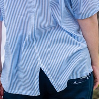 חולצה מכופתרת מדגם הילה עם פסים בתכלת ולבן