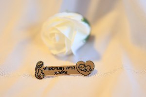 סיכת דש מיילדת