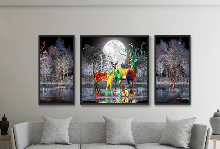 המיוחדים שלנו! "איילי הקשת" | תמונת קנבס מחולקת דקורטיבית של נוף מעוייר כהה, ירח מלא ואיילים צבעונים