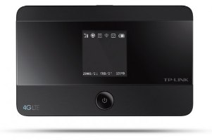 ראוטר סלולרי נייד TP-Link M7350 4G LTE – מבט חזיתי על הראוטר השחור, עם מסך מואר וכפתור הפעלה