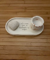 מעמד בטון פולימרי אובלי קטן עם פמוט ולב