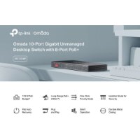 מתג שולחני +Omada DS110GMP PoE – מציגה את הדגם DS110GMP האפור כהה מונח על שולחן