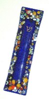 בית מזוזה מזכוכית מורנו, עבודת יד כחול כהה עם חרוזי מורינה מוטבעים בצבעים שונים, גודל עד 10 ס"מ