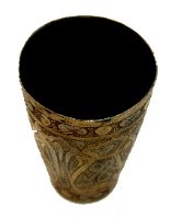 כוס מתכת עתיקה עם שיבוץ של מתכות בגוונים שונים, עיטורים בעבודת יד