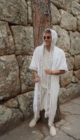 גבר לובש קימונו נוודים לבן עם קפוצ'ון